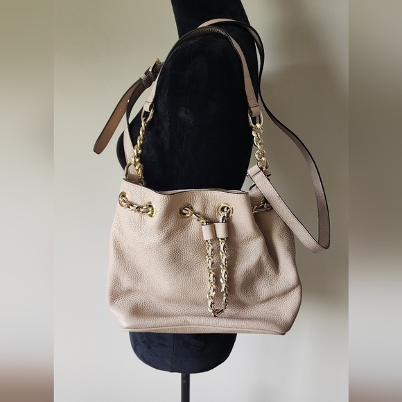 Michael Kors Handbags - Michael Kors FRANKIE Med Drawstring Blush Messenger Bag